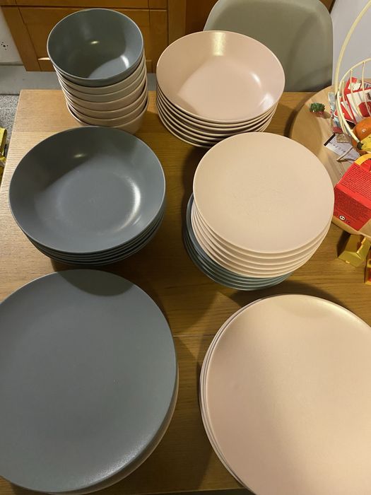 Pratos Ikea: rosa, azul e beje