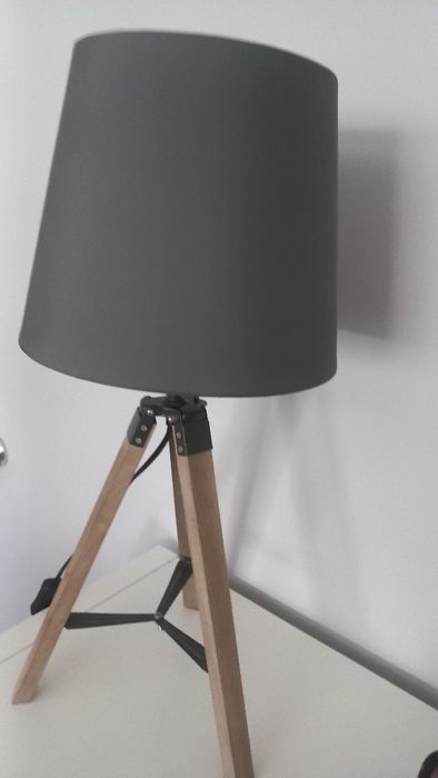 Candeeiro tripé cinza