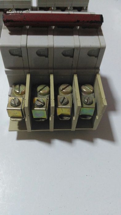 Disjuntores de 4 polos e outros