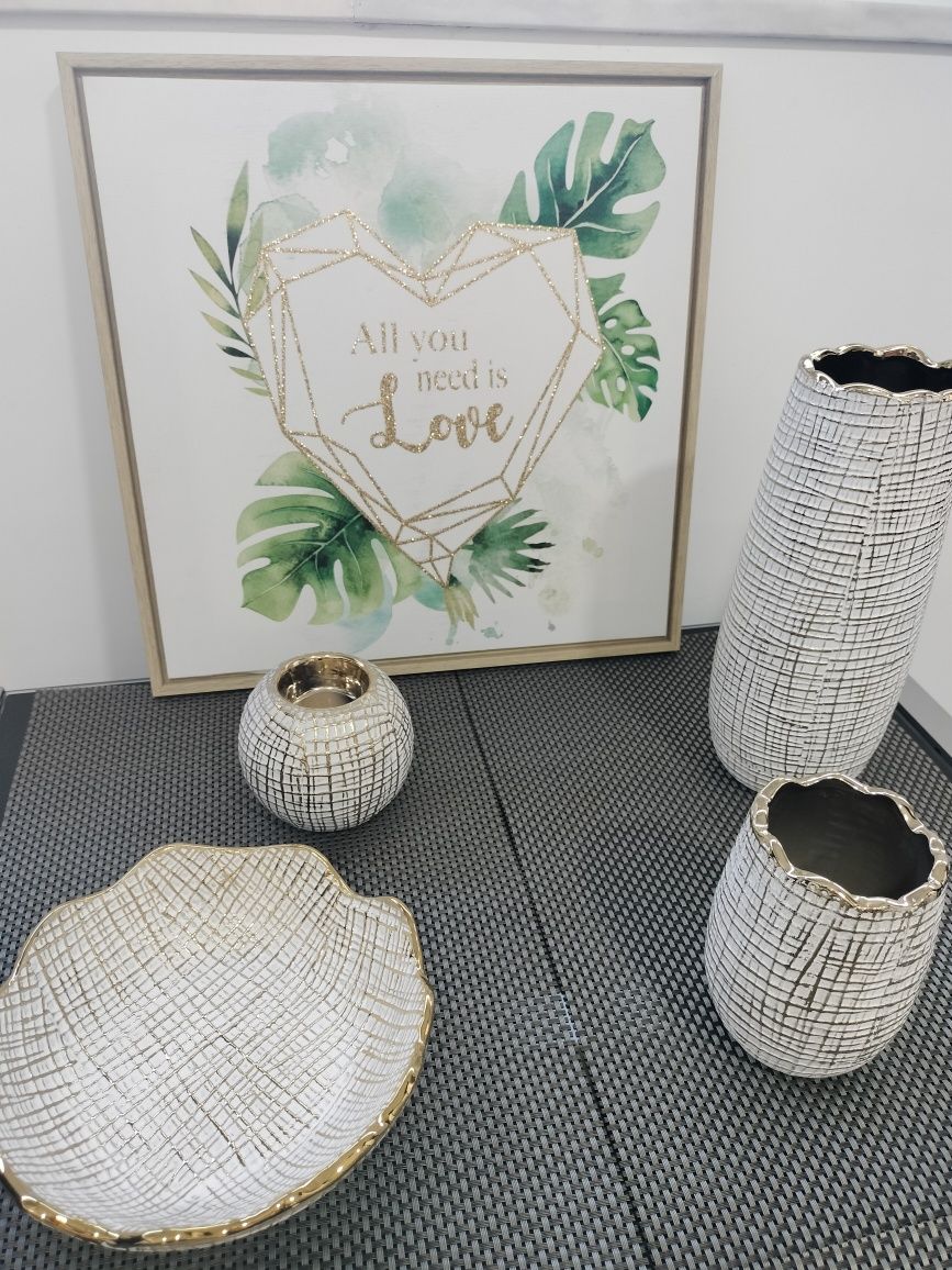 Vendo decoração dourada