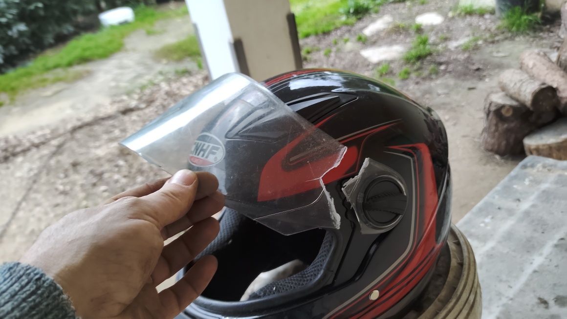 Capacete preto vermelho