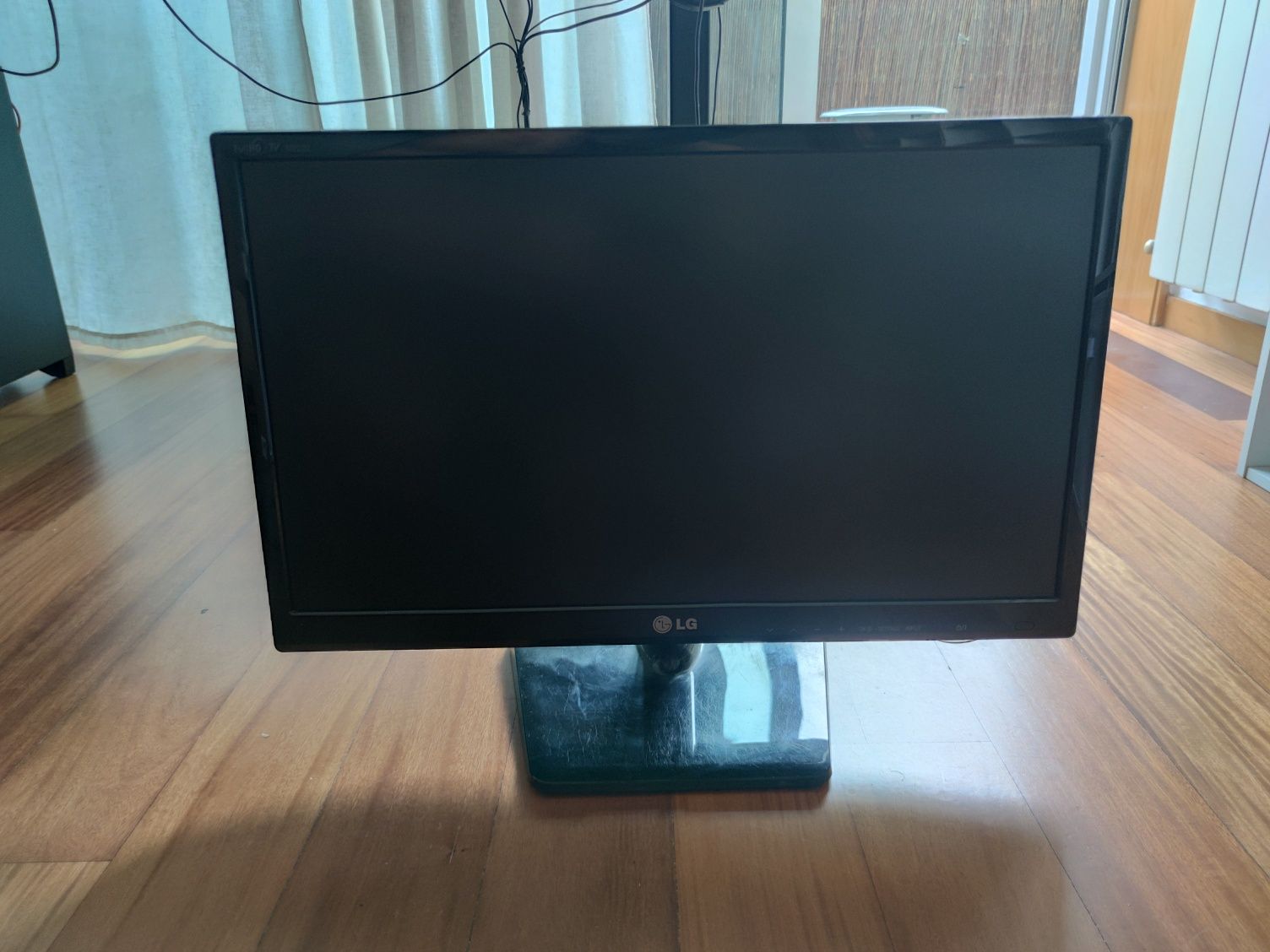 TV Monitor 22" LG M2232