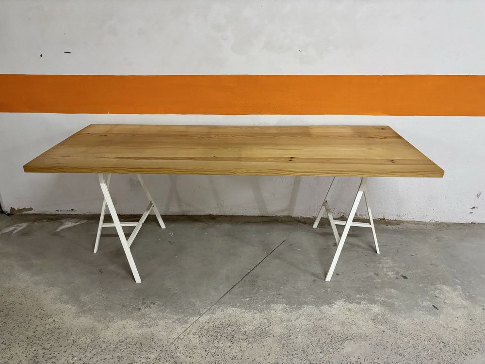Mesa em madeira maciça