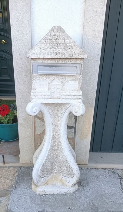 Vendo caixa de correio e base em pedra