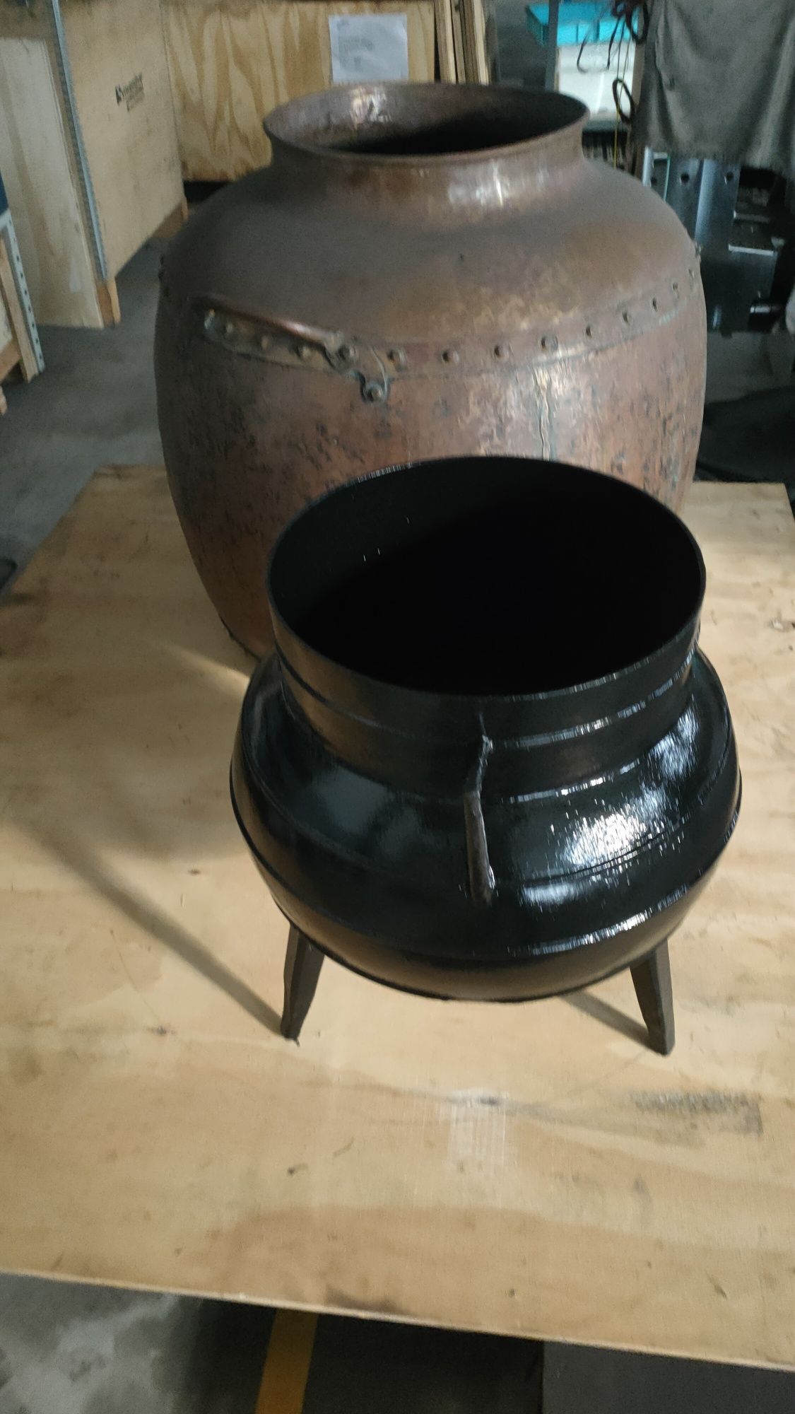 Panela em cobre de grandes dimensões  do século 19 e uma panela ferro