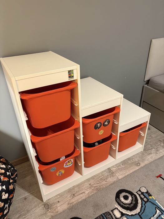 Regal Trofast IKEA z pojemnikami