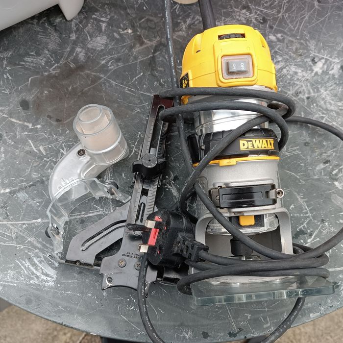 Фрезер Dewalt d26200