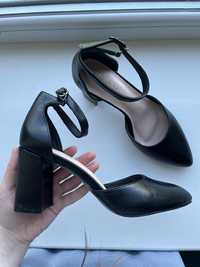 класичні чорні туфлі