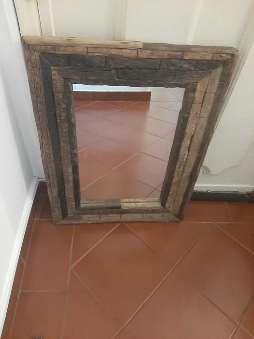 Espelho com moldura em madeira teca