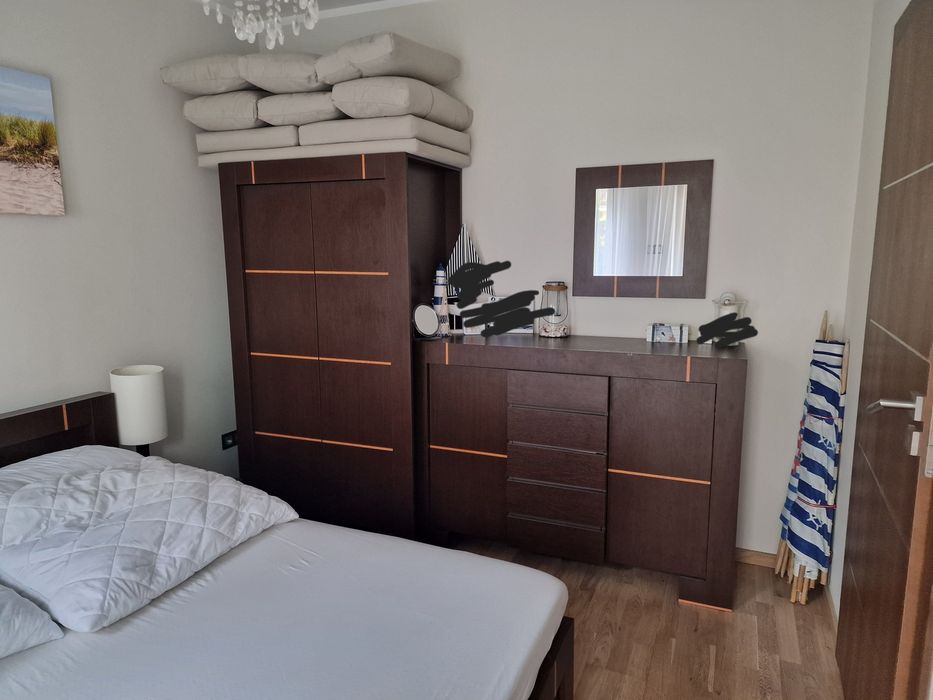 Sprzedam zestaw mebli w kolorze ciemnego drewna do mieszkania