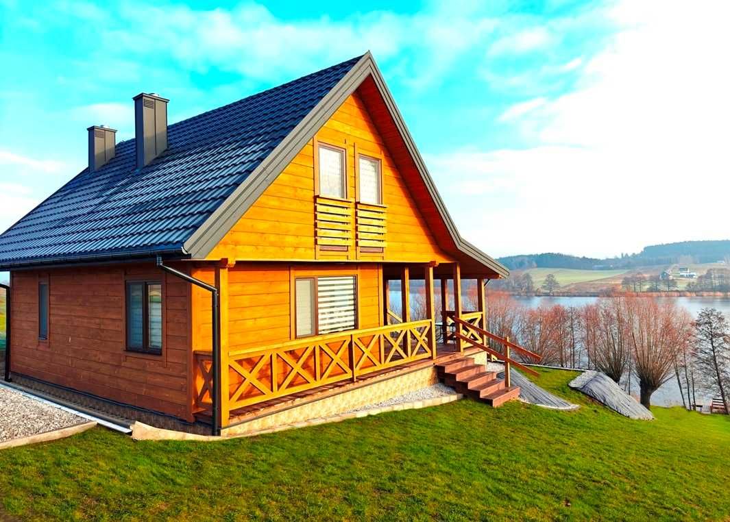 Dom nad jeziorem z linią brzegową - piękny widok na jezioro