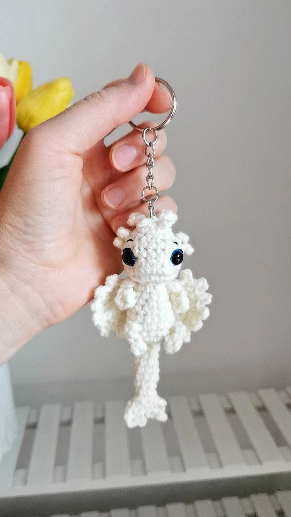 Biała Furia na szydełku, brelok, zawieszka handmade