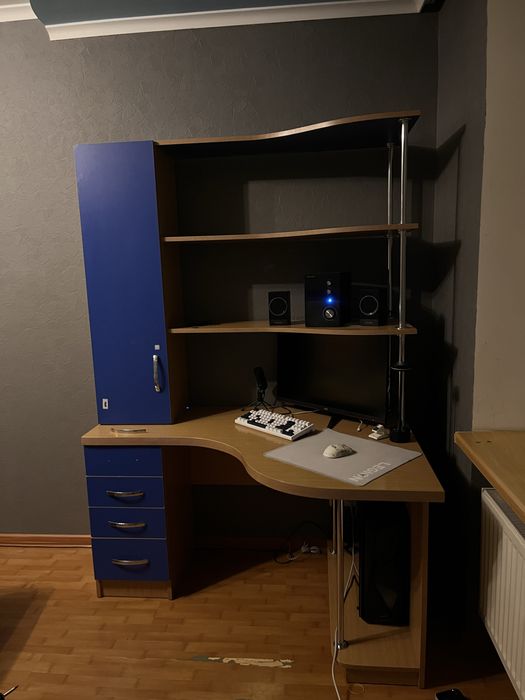 Стіл компʼютерний