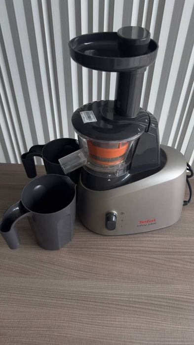 Соковижималка шнекова Tefal infiny juice zc255В38
Потужність 200W 
Ста