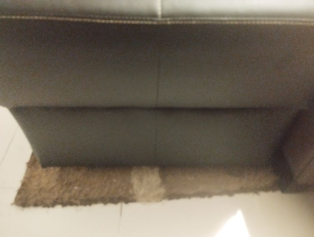 Puff em preto de pele sintética