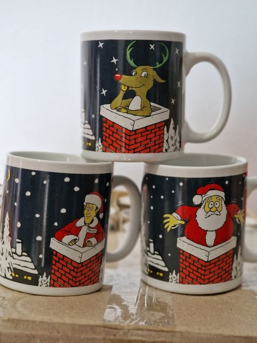Canecas com motivos de Natal tem frente e verso.