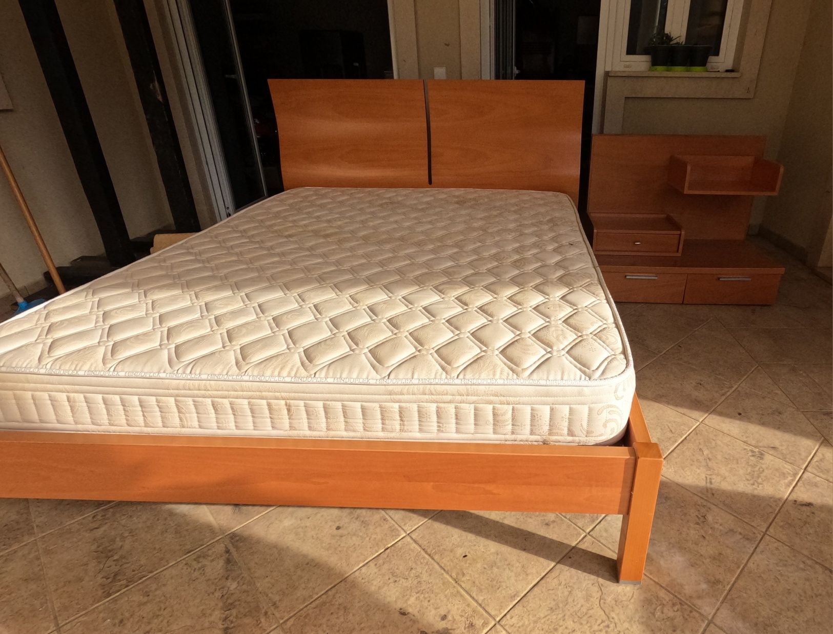 Conjunto: Cama, mesinhas de cabeceira e movel