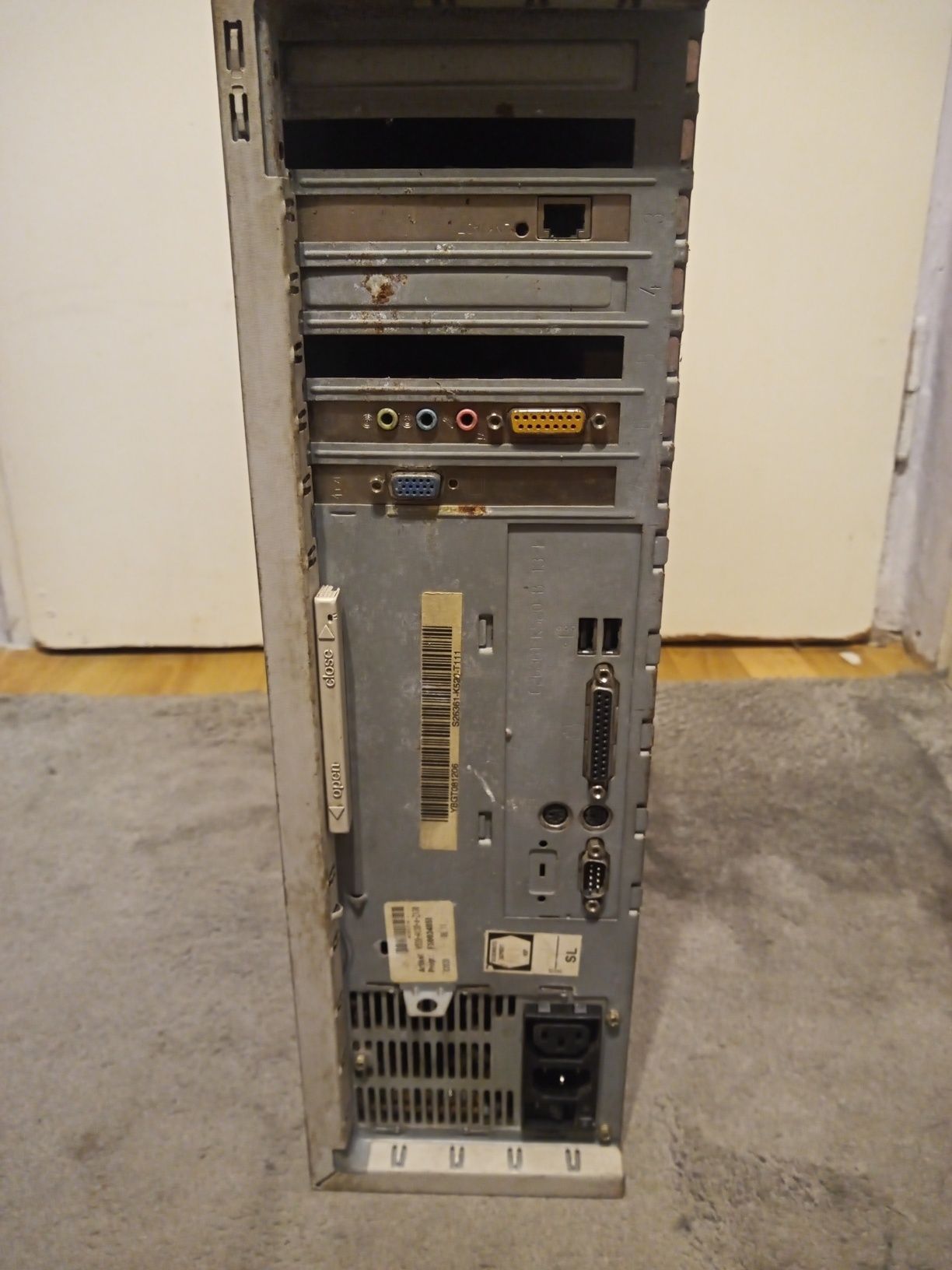 Stary komputer Fujitsu Siemens Pentium 3