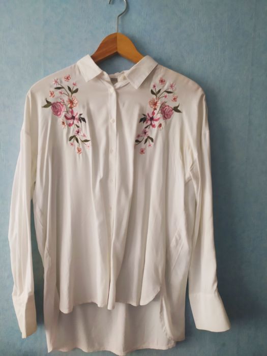 Biała koszula z haftem House