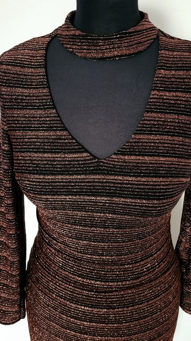 Nowa cudowna efektowna sukienka koktajlowa z świecącą nitka z chokerem