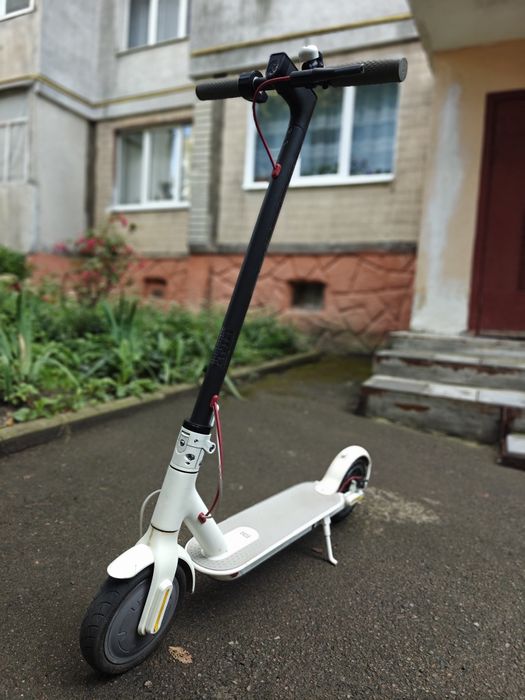 Електросамокат Xiaomi Mi Electric Scooter M365 (білий)