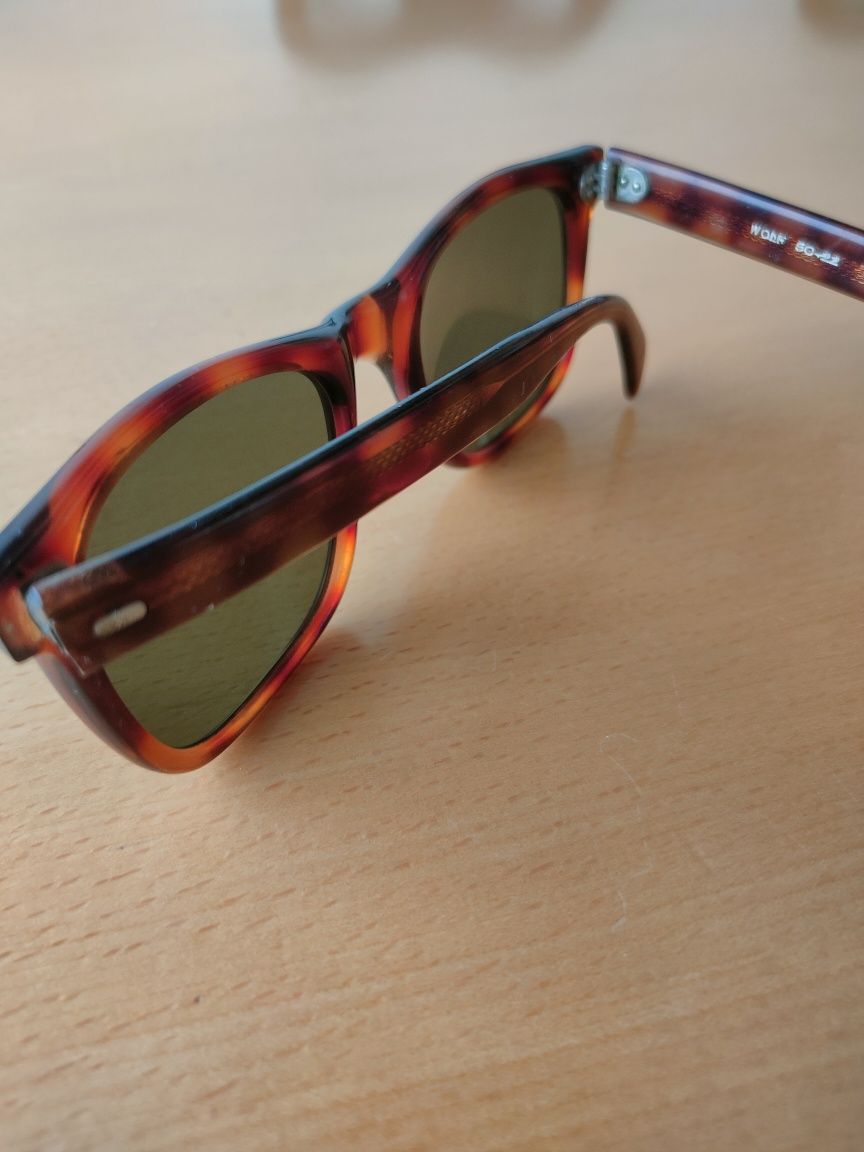 Conjunto de óculos de sol vintage.