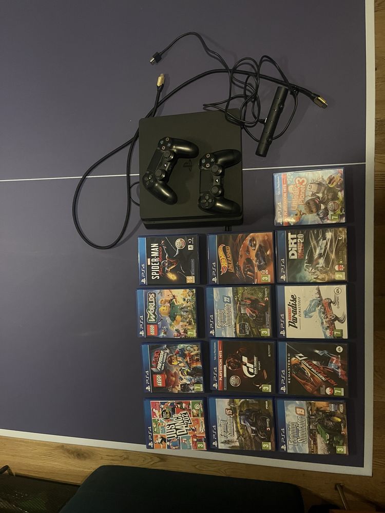 Play station 4, 13 gier na plytach plus na wbudowanej pamieci