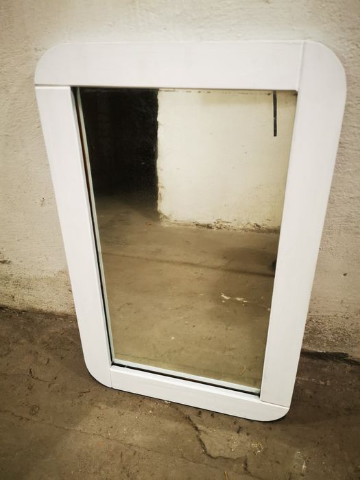 Lustro w drewnianej białej ramie 82 x 52 cm
