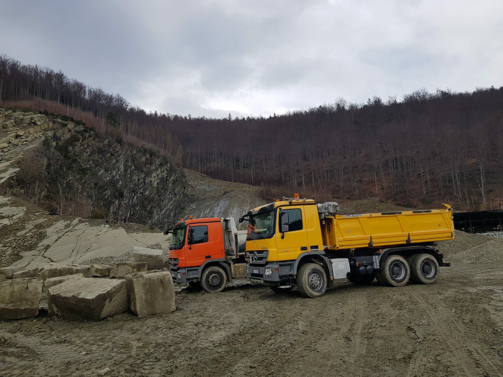 Kamień, kliniec, pospółka, żwiry, piaski z transportem.