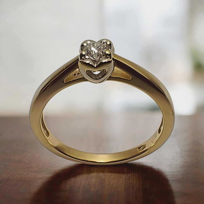 Złoty pierścionek 585 brylant  0,10 CT certyfikat , serce waga  2,27 g