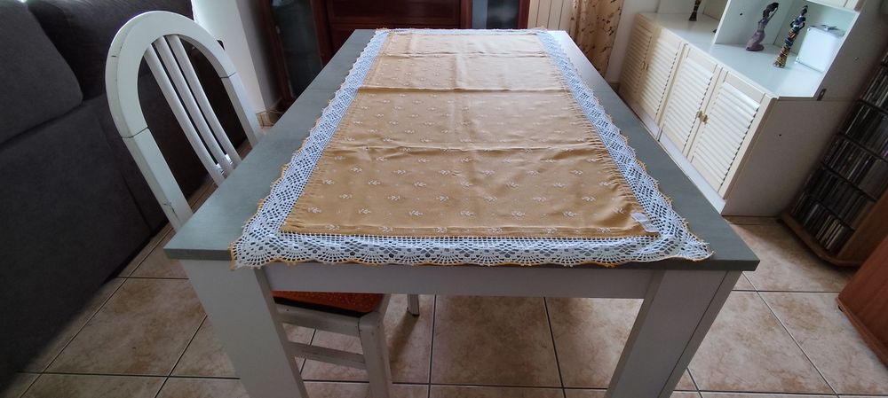 Toalha de Mesa com Crochê Feito à Mão