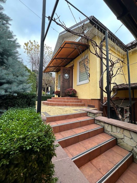 Будинок з ремонтом в центрі Ірпеня! Басейн, гараж, підвал!