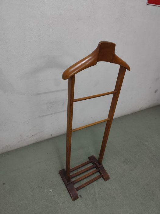 Cabides de pé alto em madeira.