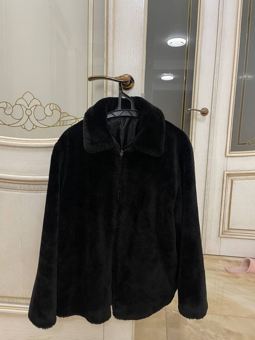 Шуба жіноча чорного кольору