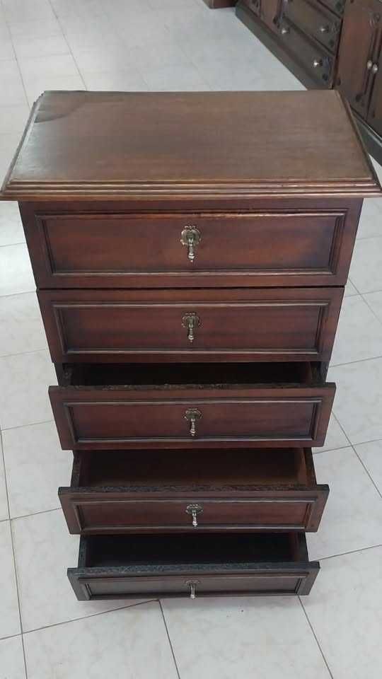 Five-Drawer Shirt Chest/Camiseiro de Cinco Gavetas