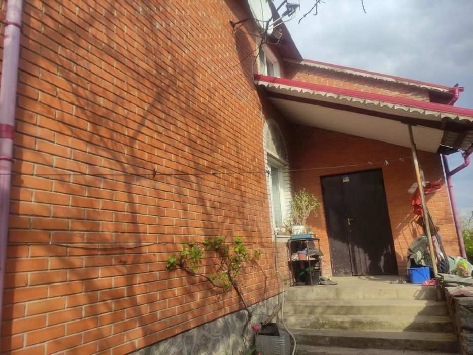 Будинок на 5 кімнат  , +Літня кухня та ,2, гаражі