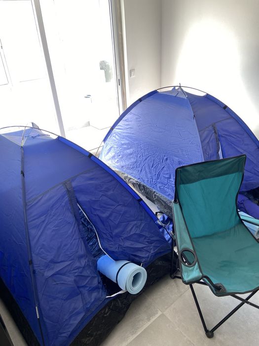 2 tendas de acampamento, 2 sacos cama e 2 tapetes de yoga