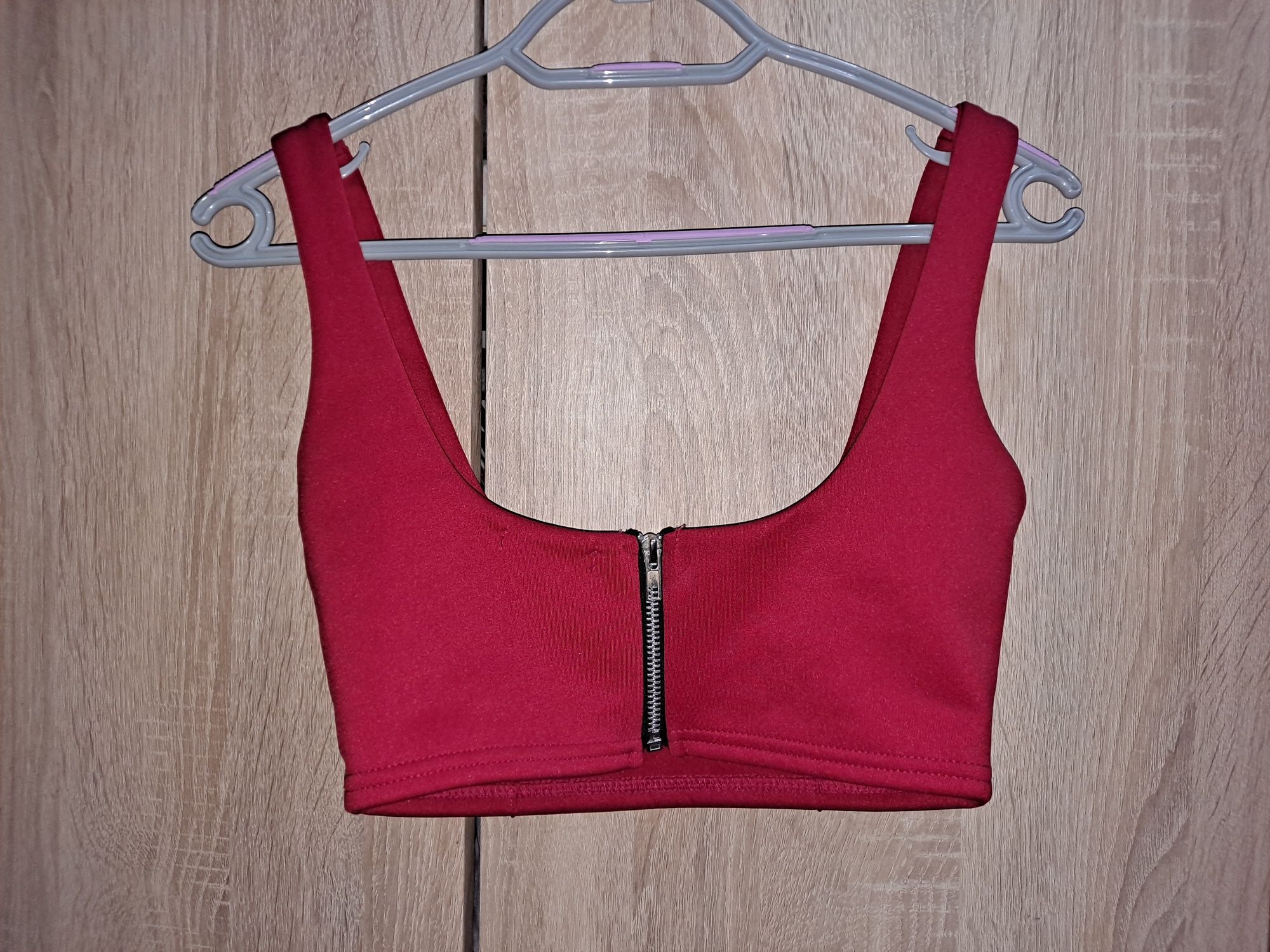 Burgundowy TOP  firmy PrettyLittleThing rozmiar 36