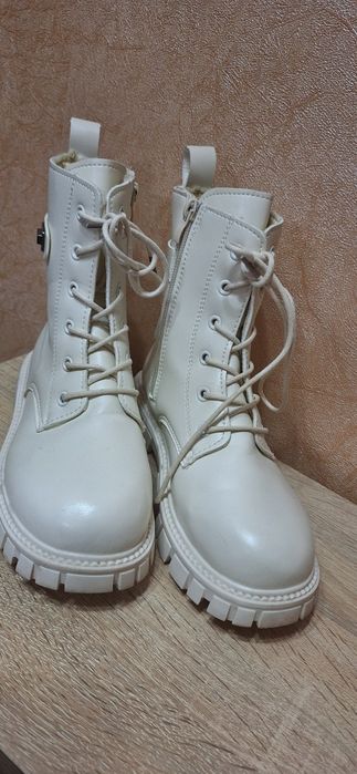 Ботинки на дівчинку