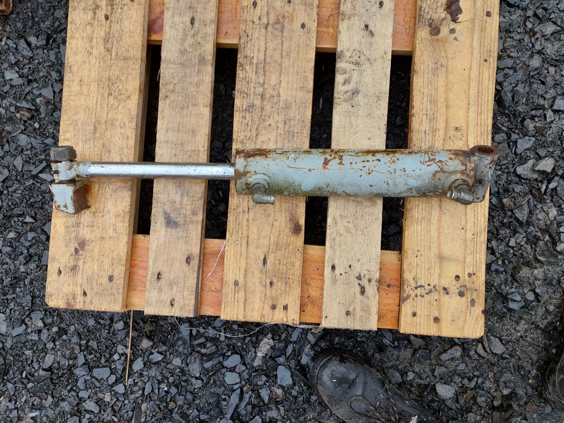 Siłownik hydrauliczny dwustronny