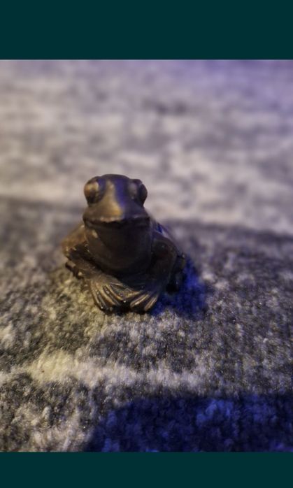 Stara miniaturowa żaba