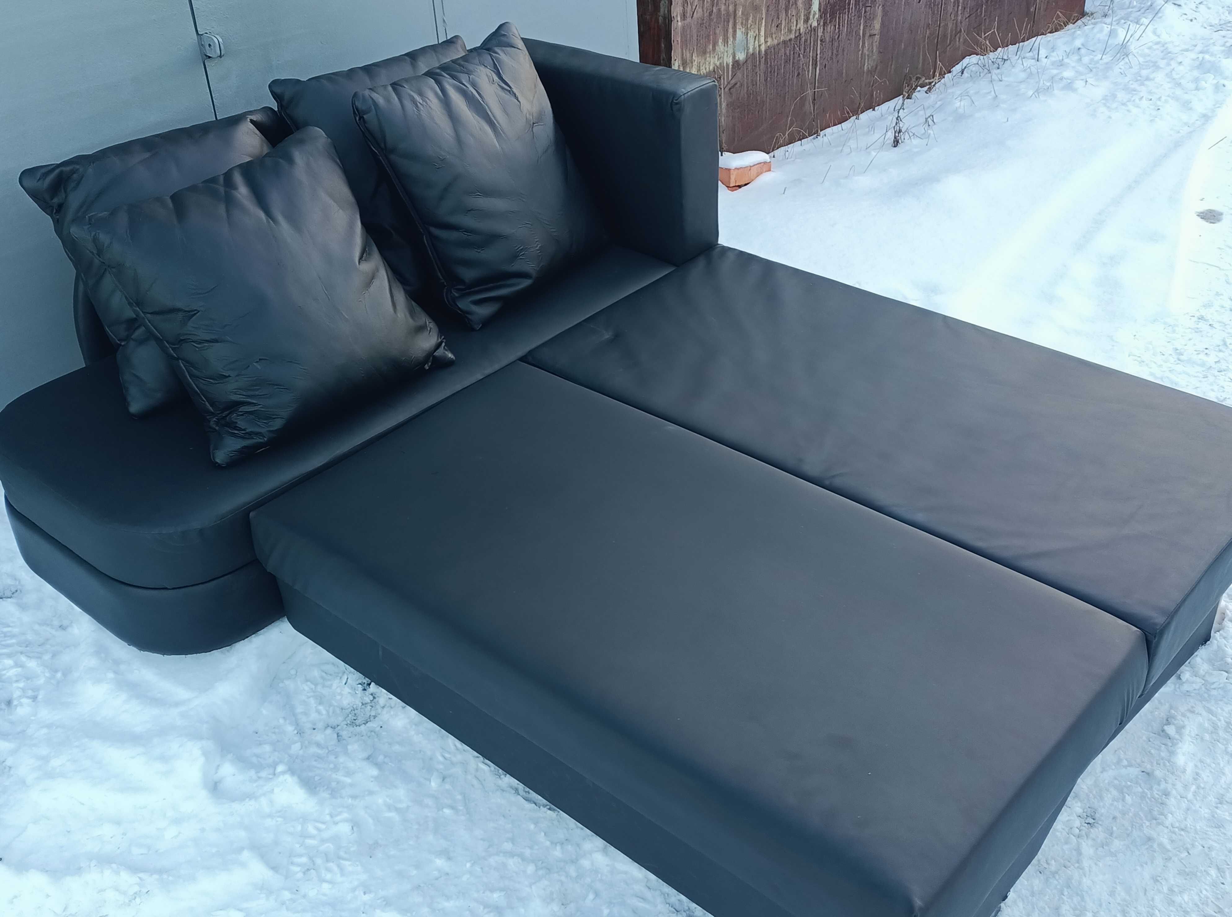 Комфортный мягкий диван + 4 подушки