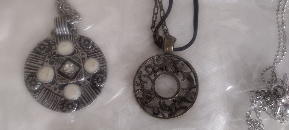 Zestaw prześlicznych wisiorków.