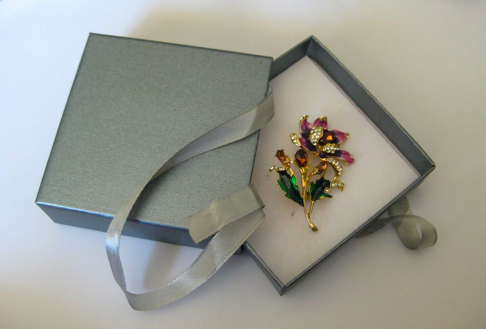 Alfinete / Broche / Pregadeira Flor Lilás  NOVO