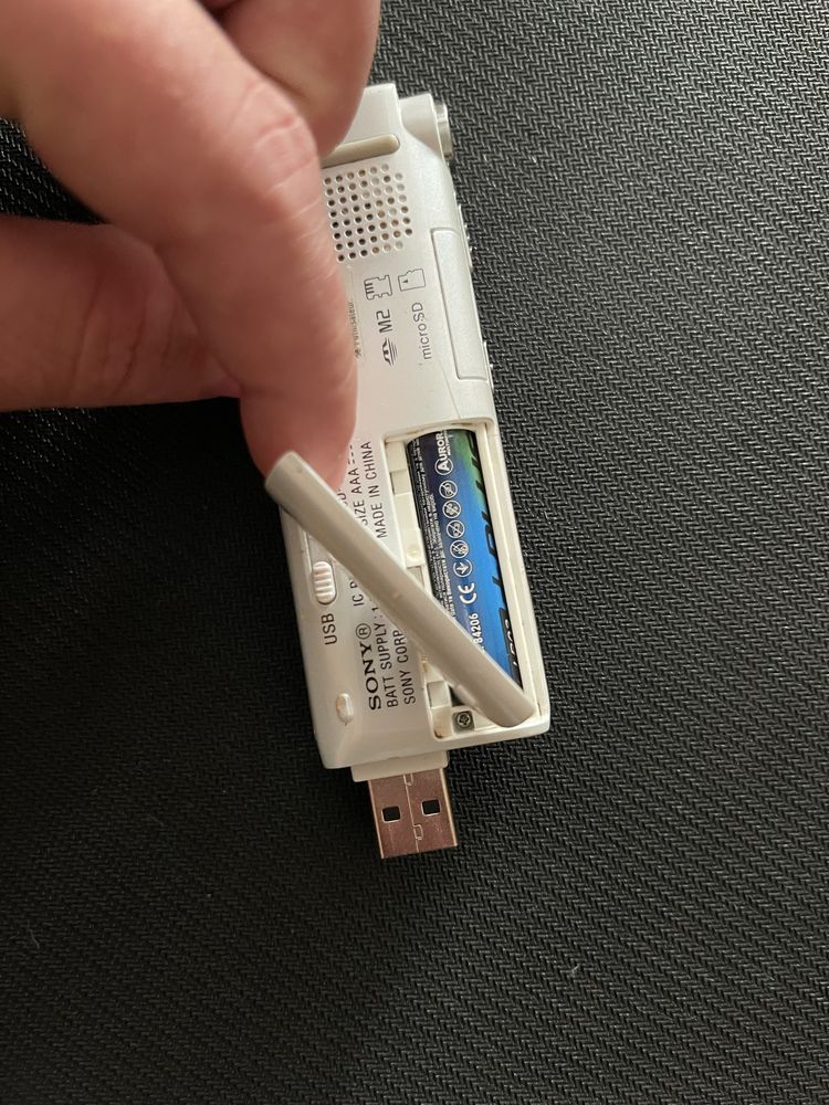 Цифровой диктофон Sony ICD-UX512 с флэш-памятью 2 ГБ (серебристый)