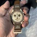 SO33T100 – Omega x Swatch Na Orbicie Saturna