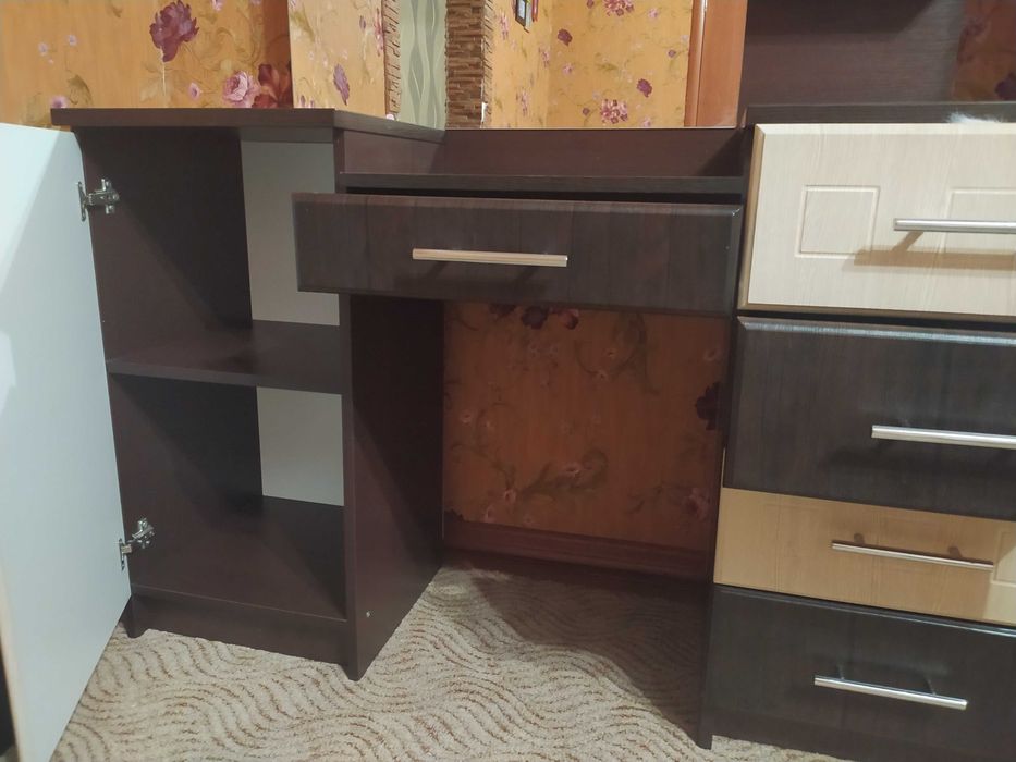 Туалетний столик, трюмо