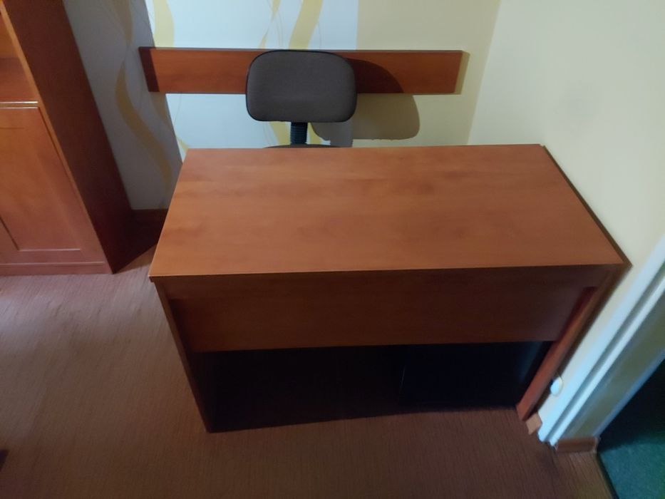 Biurka/ stoły sklepowe/ biurowe