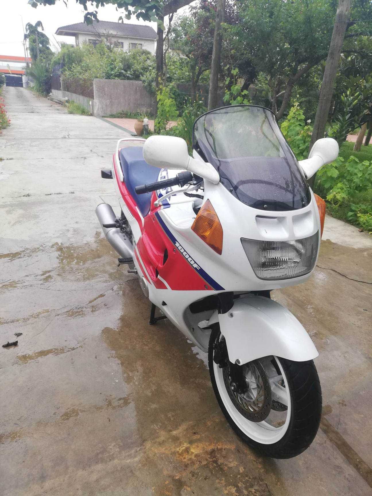 CBR 1000F em razoável estado para a idade