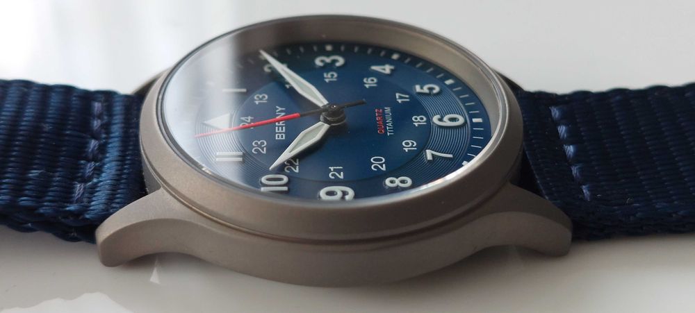 Ultralekki tytanowy zegarek Berny Khaki Field homage (Seiko TMI VH31)
